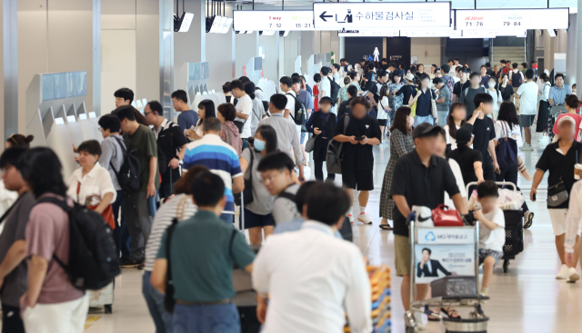 추석 연휴가 시작된 14일 서울 강서구 김포공항 출국장에서 시민들이 탑승수속을 위해 이동하고 있다. 한국공항공사는 공항 터미널 혼잡도 분석 결과 출발 기준 김포공항과 김해공항은 14일, 제주공항은 18일 여객이 가장 많을 것으로 예상했다. 연합뉴스