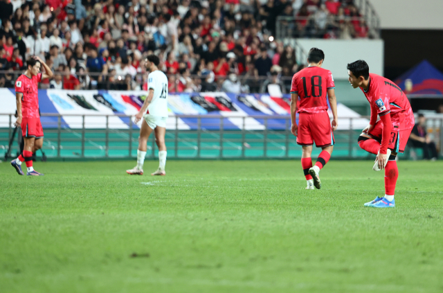 5일 오후 서울월드컵경기장에서 열린 2026 FIFA 북중미 월드컵 3차 예선 대한민국 대 팔레스타인의 경기. 0 대 0으로 경기를 마친 대한민국 축구 대표 선수들이 아쉬워하고 있다. 연합뉴스