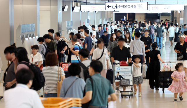 추석 연휴가 시작된 14일 서울 강서구 김포공항 출국장에서 시민들이 탑승수속을 위해 이동하고 있다. 사진은 기사 내용과 관련 없음. 연합뉴스