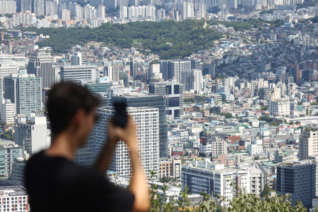 지난 7월 서울 지역 주택 매매거래가 큰 폭으로 늘면서 2년 11개월만에 1만건을 넘어섰다. 다 지어진 뒤에도 팔리지 않은 