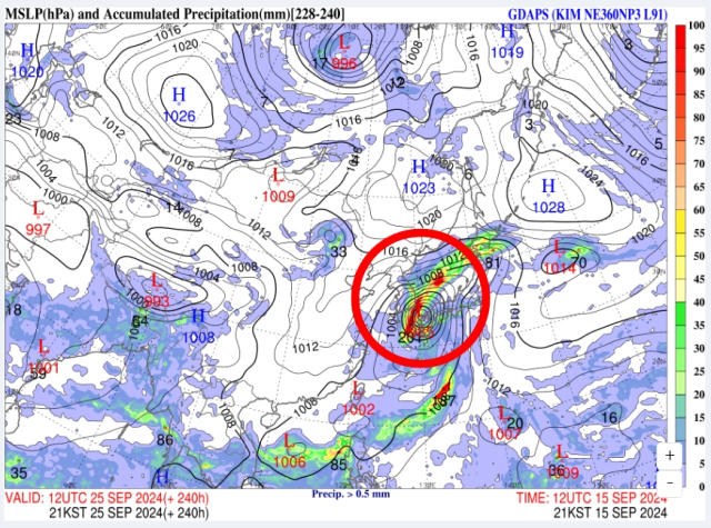 9월 16일 GDAPS-KIM 예측 9월 25일 오후 9시 동북아시아 예상일기도. 빨간 원 안이 대한해협을 북동진해 지나는 (추정)16호 태풍 시마론