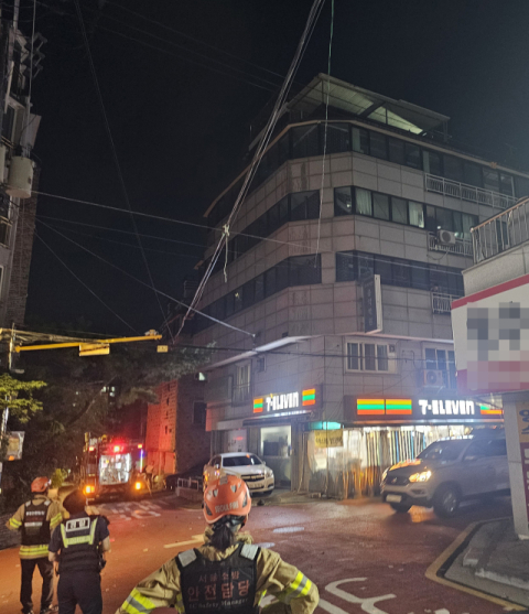 '北 쓰레기 풍선' 떨어진 서울 강서구 건물 옥상에 화재