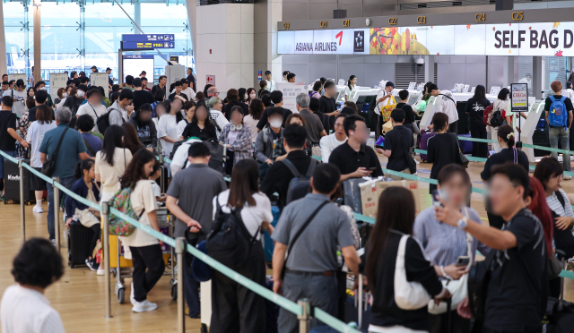 추석연휴 시작을 앞둔 13일 오전 인천국제공항 제1여객터미널 출국장이 여행객 등으로 붐비고 있다. 연합뉴스