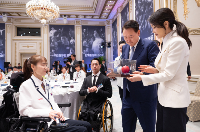 윤석열 대통령과 김건희 여사가 13일 청와대 영빈관에서 열린 