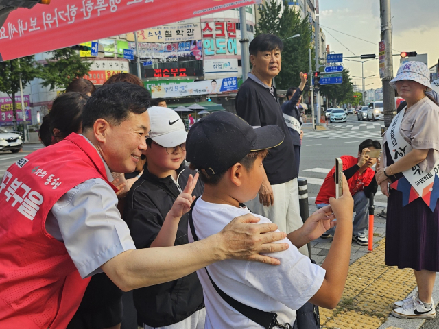 15일 칠곡네거리에서 주민들과 인사를 나누는 김승수 국민의힘 의원. 김승수 의원실 제공