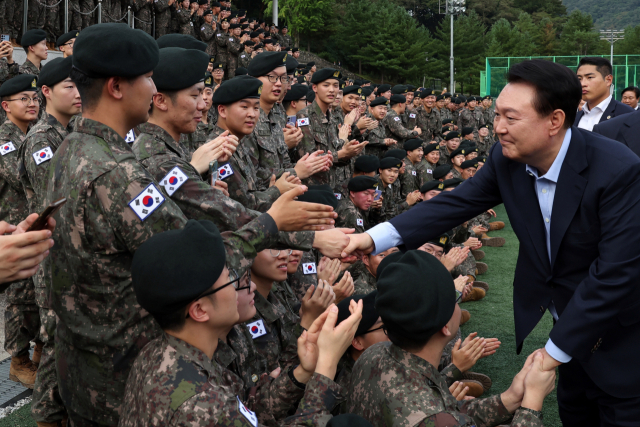 윤석열 대통령이 추석인 17일 강원도 최전방 육군 15사단 사령부 사열대에서 사단 장병들과 기념촬영을 마친 뒤 장병들과 인사하고 있다. 연합뉴스