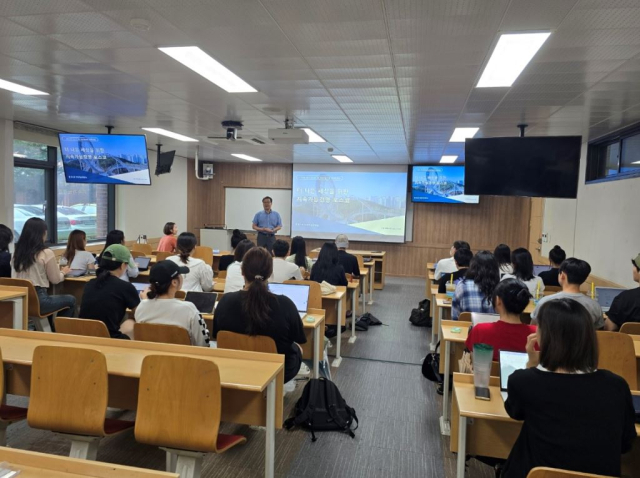 경상국립대학교에서 포스코엠텍 담당임원이 특강을 진행하고 있다. 포스코 제공