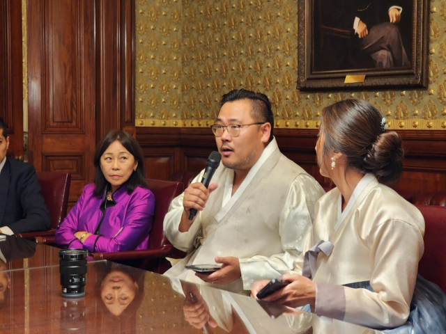 미국 백악관 행정동 아이젠하워빌딩에서 지난 17일(현지시간) 처음으로 열린 추석 축하 행사를 마친 후 필립 김 대통령 특별보좌관(오른쪽 두 번째)이 소감 등을 말하고 있다. 연합뉴스