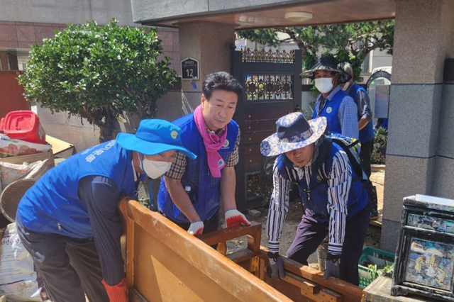 김재원(가운데) 바르게살기운동 경북도협의회장이 회원들과 수해 복구를 하고 있다. 바르게살기운동 경북도협의회 제공