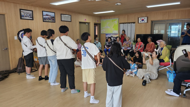 청송 이천초등학교 학생들이 추석을 맞아 마을 어르신들께 우쿨렐레 연주를 선보이고 있다. 청송교육지원청 제공