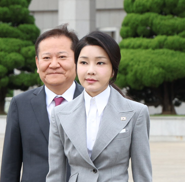 김건희 여사가 19일 성남 서울공항에서 윤석열 대통령의 체코 공식 방문에 동행하며 대통령 전용기인 공군 1호기로 향하고 있다. 연합뉴스