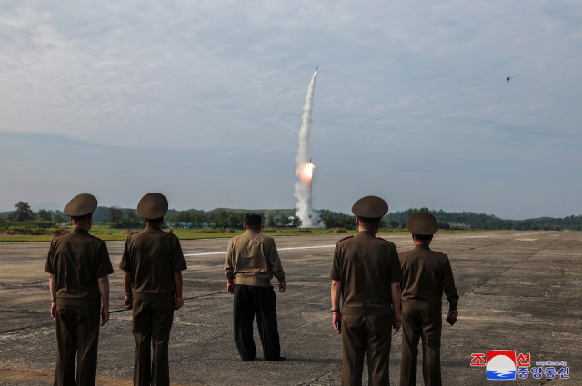 북한이 고중량 재래식 탄두를 장착한 신형 단거리탄도미사일(SRBM) 시험발사에 성공했다고 19일 밝혔다. 북한 미사일총국은 전날 