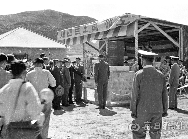 1957년 9월 26일 이승만 대통령과 내빈들이 문경 시멘트 공장 준공식 후 제막된 대한민국·운크라 합동재건기념비를 살펴보고 있다. 사진=매일아카이빙센터