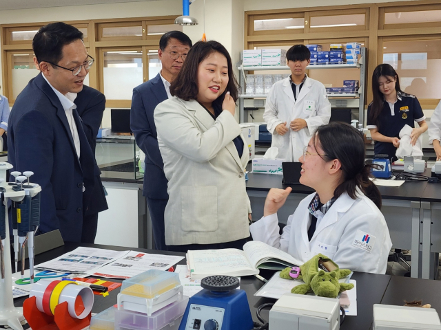 경북도의회 박채아 교육위원장(가운데)이 19일 경북바이오마이스터고를 방문해 한 학생과 이야기를 나누는 모습. 경북도의회 제공