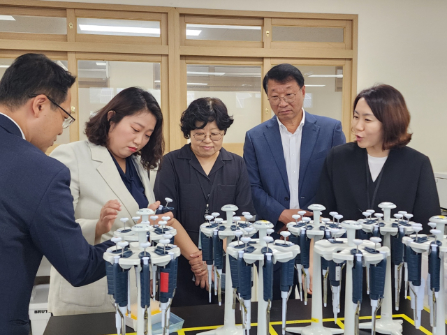 경북도의회 박채아 교육위원장(왼쪽에서 두번째)이 19일 경북바이오마이스터고를 방문해 교내 장비들을 살피는 모습. 경북도의회 제공