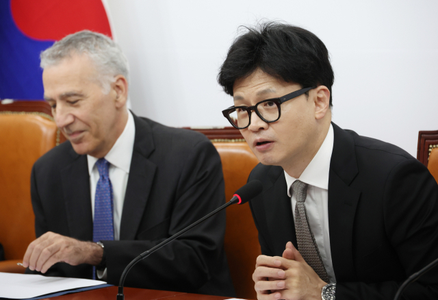 국민의힘 한동훈 대표가 20일 국회를 찾은 필립 골드버그 주한미국대사와 만나 인사말을 하고 있다. 연합뉴스