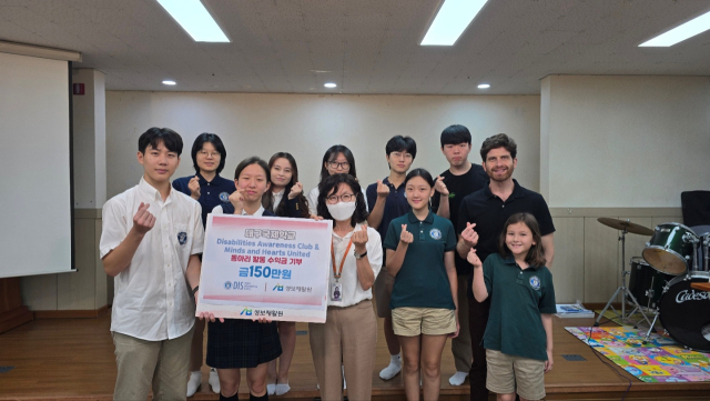 대구국제학교 교내 동아리 두 곳은 21일 기금 모금 행사를 통해 마련한 150만원을 성보재활원에 전달했다. 윤소연 학생 제공