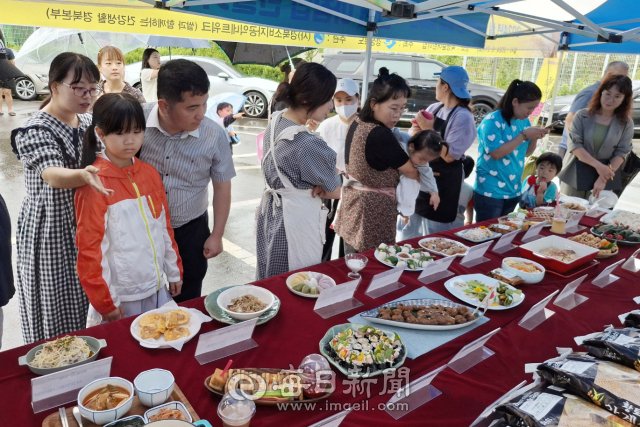 21일 경산시 진량읍 육영숲어린이집에서 열린 가족과 함께하는 간편 아침밥 만들기 요리대회에 참가자들이 정성껏 만든 요리를 살펴보고 있다. 김진만 기자