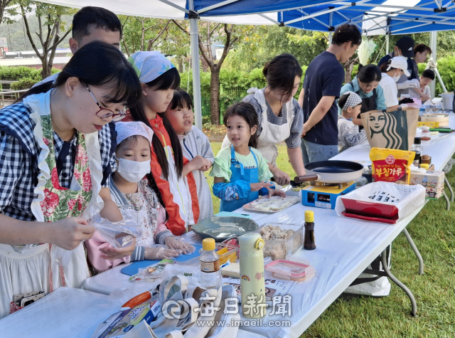 21일 경산시 진량읍 육영숲어린이집에서 열린 가족과 함께하는 간편 아침밥 만들기 요리대회에 참가자들이 정성껏 요리를 하고 있다. 김진만 기자