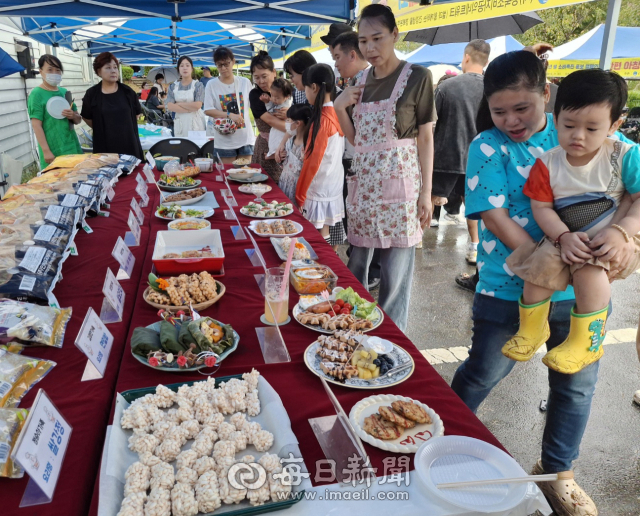 21일 경산시 진량읍 육영숲어린이집에서 열린 가족과 함께하는 간편 아침밥 만들기 요리대회에 참가자들이 정성껏 만든 요리를 살펴보고 있다. 김진만 기자