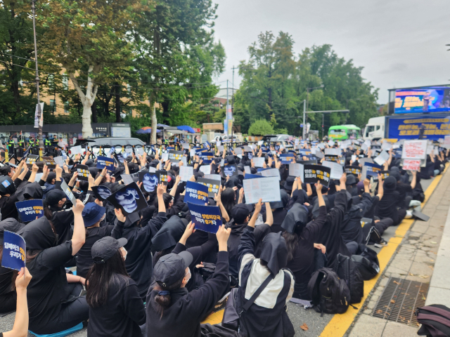 여성혐오폭력규탄공동행동은 21일 오후 서울 종로구 마로니에공원 앞 도로에서 