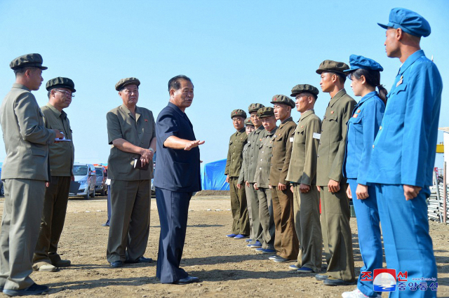 북한 최룡해 최고인민회의 상임위원장을 비롯한 당과 정부 간부들이 지난 28일 청년절을 맞아 평안북도 피해복구 전구 등 주요 건설장과 각지 기관을 방문해 명절을 맞는 청년들을 축하해주었다고 조선중앙통신이 29일 보도했다. 연합뉴스