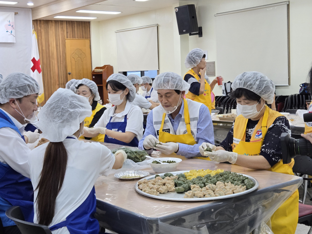 지난 11일 추석을 맞아 대한적십자사 대구시협의회가 진행한 송편 만들기 봉사 활동에 한 회장이 참여하고 있다. 대한적십자사 대구시협의회 제공