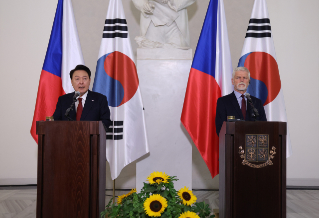 윤석열 대통령이 19일(현지시간) 체코 프라하성에서 열린 페트르 파벨 체코 대통령과의 한·체코 정상 공동기자회견에서 발언하고 있다. 연합뉴스