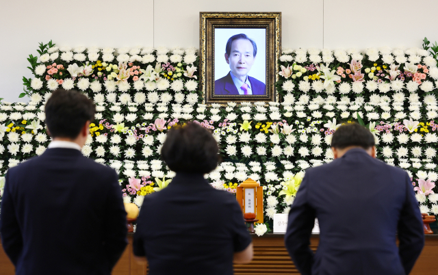 22일 오후 서울 종로구 서울대병원 장례식장에 마련된 장기표 신문명정책연구원 원장 빈소에서 조문객들이 조문하고 있다. 연합뉴스