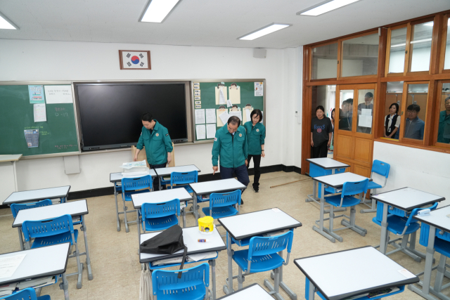 하윤수 부산시교육감(왼쪽 두 번째)이 22일 오후 이틀간 집중호우로 학교시설에 피해를 입은 강서구 경일고 교실을 찾아 피해 상황을 점검하고 있다. [사진=부산교육청]