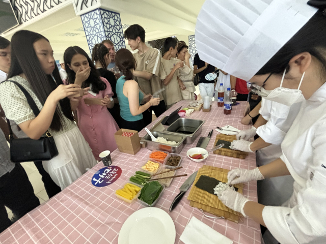 말·멋·맛 나눔 사업 참가자들이 우즈베키스탄 타슈켄트에서 김밥을 만들고 있다. 대구시교육청 제공