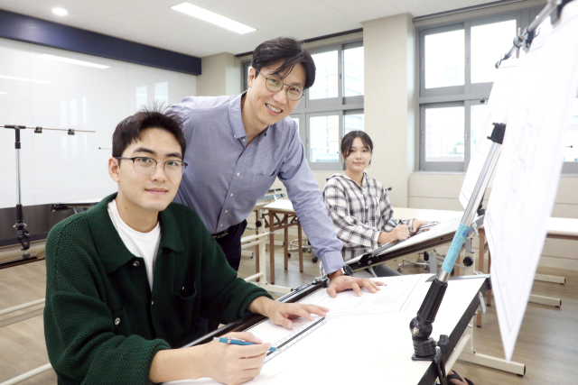 최영오 영남이공대 건축학과 교수가 제도실에서 학생들에게 제도실습을 하고 있다. 영남이공대 제공