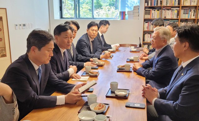 김영진 더불어민주당 전(前) 정권정치탄압대책위원회 위원장과 위원들이 23일 경남 양산시 하북면 평산마을 문재인 전 대통령 사저를 방문해 문 전 대통령과 면담하고 있다. 연합뉴스