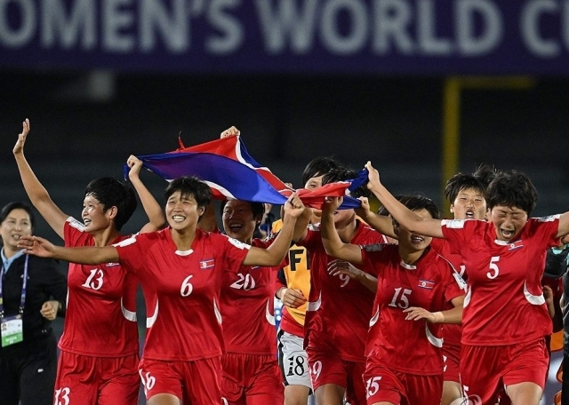 기뻐하는 북한 여자축구팀 선수들. AFP연합뉴스