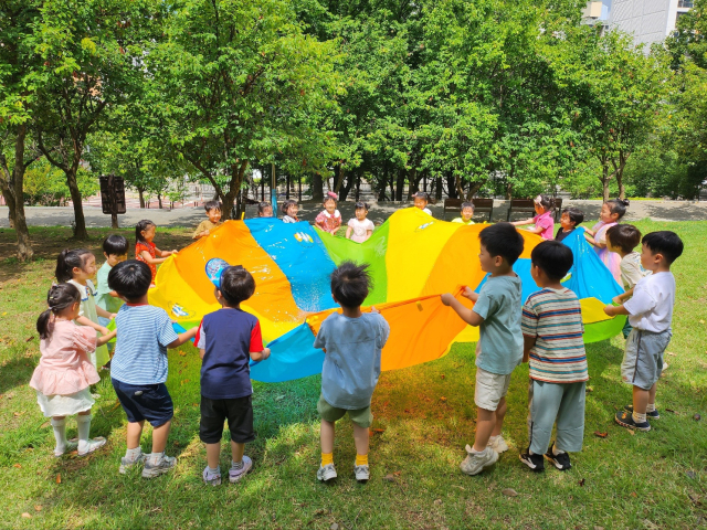 숲유치원에서 유아들이 교육을 받고 있는 모습. (사)한국숲유치원협회 대구시지회 제공.