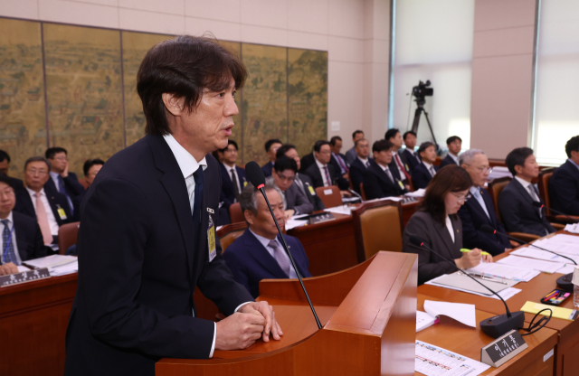 축구 국가대표팀 홍명보 감독이 24일 국회에서 열린 문화체육관광위원회 전체회의에 출석, 의원 질의에 답하고 있다. 연합뉴스