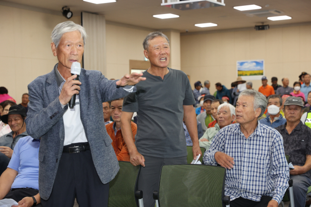 24일 의성군 비안면 비안만세센터에서 열린 대구경북신공항 전략환경영향평가 주민설명회에서 주민들이 국토부 관계자에게 강하게 항의하고 있다. 의성군 제공.