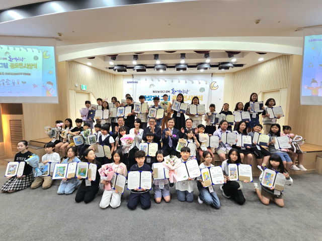 제32회 대구경북 환경사랑 글짓기 그림 공모전 시상식에서 참가자들이 단체 사진을 찍고 있다. 조규덕 기자