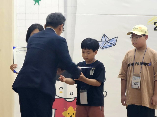 제32회 대구경북 환경사랑 글짓기 그림 공모전 시상식에서 글짓기 부문 석시우(대구종로초4년) 학생이 매일신문사장상을 받고 있다. 조규덕 기자