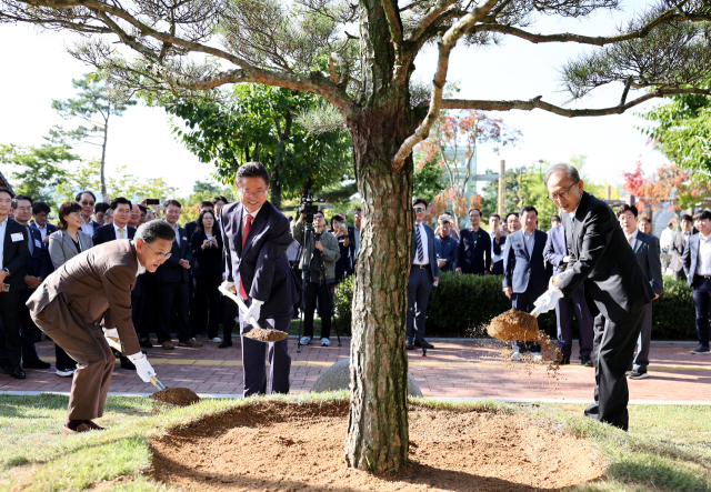 이명박 전 대통령이 24일 경북도청을 찾아, 화공특강 300회 기념에서 축사 이후 기념 식수를 하고 있다. 경북도 제공.