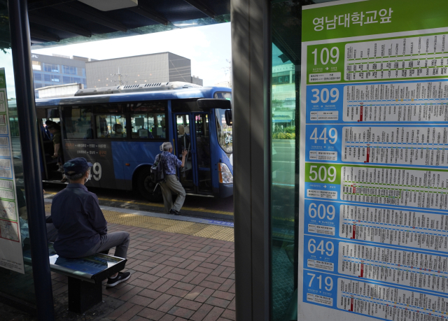 24일 경산 시내 한 버스정류장에 대구 시내버스(앞)와 경산 시내버스가 진입하고 있다. 김영진 기자 kyjmaeil@imaeil.com