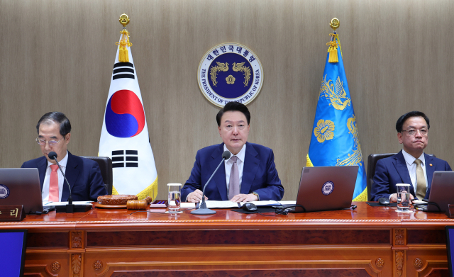 윤석열 대통령이 24일 서울 용산 대통령실 청사에서 열린 국무회의에서 발언하고 있다. 연합뉴스