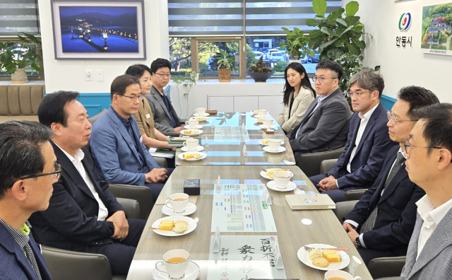 안동시와 (주)유한건강생활이 천연물 산업 발전을 위한 투자 논의를 가졌다. 안동시 제공