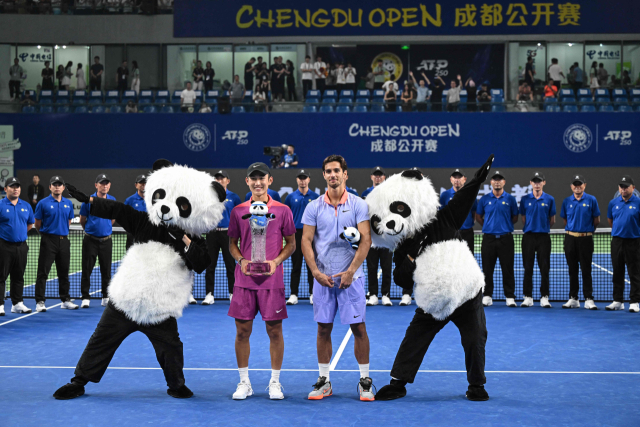 상쥔청(왼쪽에서 두 번째)과 준우승한 무세티(오른쪽에서 두 번째). AFP=연합뉴스