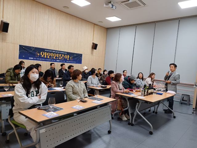 대현도서관 야간 인문학 프로그램 운영사진. 행복북구문화재단 제공