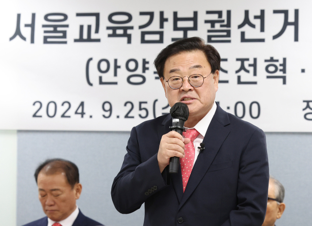 10월 16일 서울시교육감 보궐선거에 중도우파 단일 후보로 추대된 조전혁 전 한나라당 의원이 25일 오전 서울 여의도 산림비전센터에서 열린 서울시교육감중도우파후보단일화통합대책위원회(통대위) 기자회견에서 소감과 포부를 밝히고 있다.연합뉴스