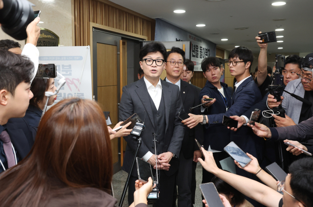 국민의힘 한동훈 대표가 25일 국회 의원회관에서 열린 세미나를 마치고 나와 기자들의 질문에 답하고 있다. 연합뉴스