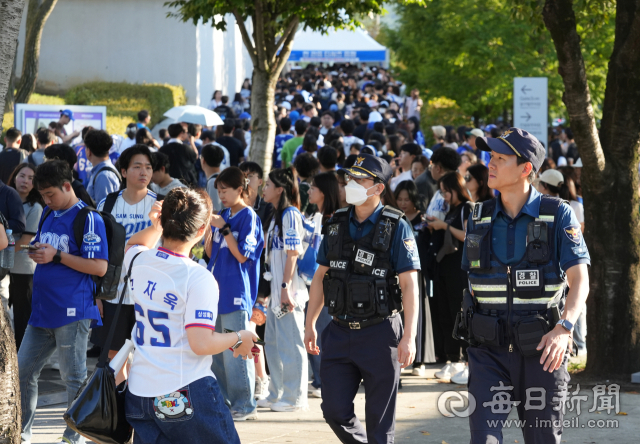 25일 오후 대구 삼성라이온즈파크에서 수성경찰서 범죄예방대응계 담당 경찰관 등이 암표 매매 행위를 단속하고 있다. 안성완 기자 asw0727@imaeil.com