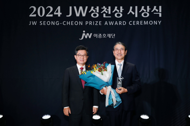 (왼쪽부터) 이경하 JW이종호재단 이사장(JW 회장)과 2024 JW성천상 수상자 유덕종 에티오피아 세인트폴병원 밀레니엄 의과대학 교수가 기념촬영을 하고 있다.