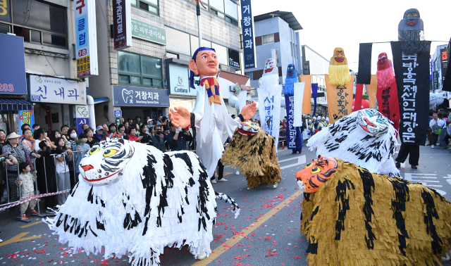 지난해 거창읍 일원에서 많은 국민들이 참여한 가운데 거리퍼레이드 행사를 가졌다. 거창군 제공